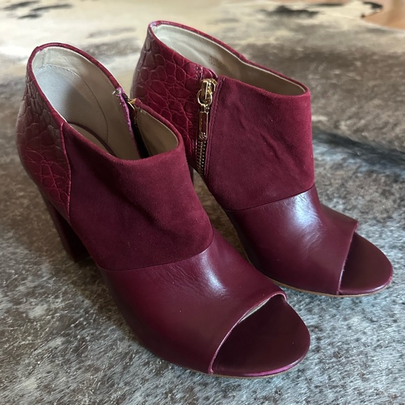 Trina Turk Los Gatos Peep Toe Booties sz 8 Burgundy Red Croc Leather Suede Heels - Picture 4 of 10